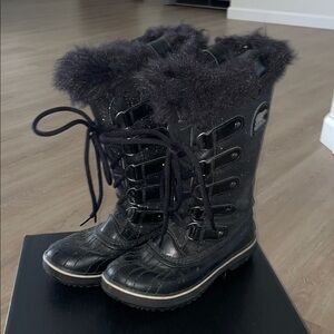 Black Fur-Trim Lace-Up Winter Boots